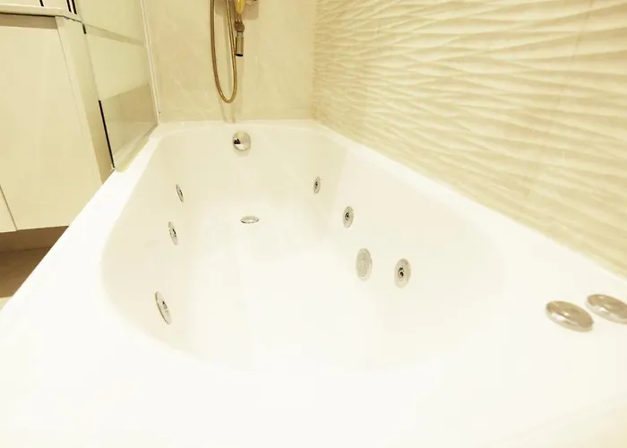 Paradise Luxurious Apartment, 3 Double For 6 Guests, 4 Beds, Terrace, Jacuzzi, Free Parking, New *