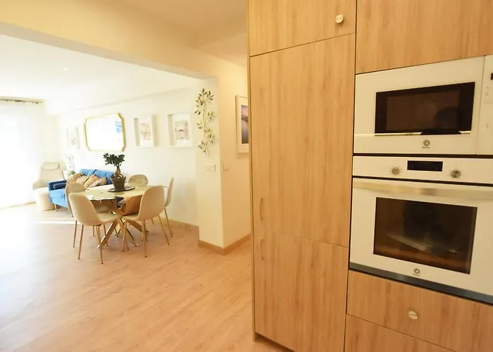 Paradise Luxurious Apartment, 3 Double For 6 Guests, 4 Beds, Terrace, Jacuzzi, Free Parking, New