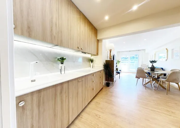 Paradise Luxurious Apartment, 3 Double For 6 Guests, 4 Beds, Terrace, Jacuzzi, Free Parking, New Lägenhet