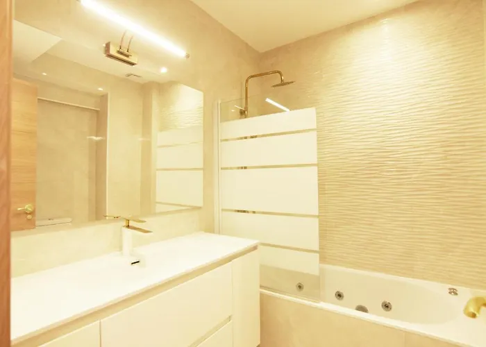 Apartment Paradise Luxurious Apartment, 3 Double For 6 Guests, 4 Beds, Terrace, Jacuzzi, Free Parking, New *