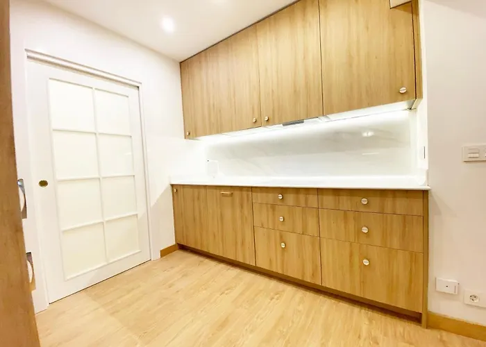 Paradise Luxurious Apartment, 3 Double For 6 Guests, 4 Beds, Terrace, Jacuzzi, Free Parking, New Apartment *