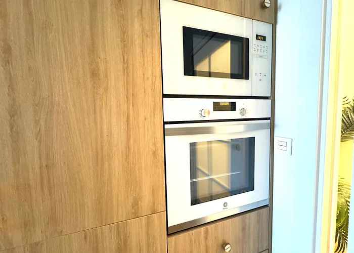 Paradise Luxurious Apartment, 3 Double For 6 Guests, 4 Beds, Terrace, Jacuzzi, Free Parking, New Apartment *