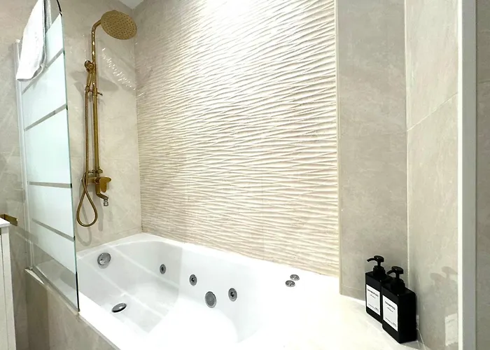 Paradise Luxurious Apartment, 3 Double For 6 Guests, 4 Beds, Terrace, Jacuzzi, Free Parking, New Lägenhet