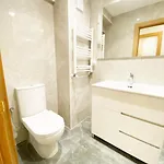 Paradise Luxurious Apartment, 3 Double For 6 Guests, 4 Beds, Terrace, Jacuzzi, Free Parking, New Apartment San Sebastián