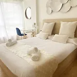 Paradise Luxurious Apartment, 3 Double For 6 Guests, 4 Beds, Terrace, Jacuzzi, Free Parking, New Apartment *