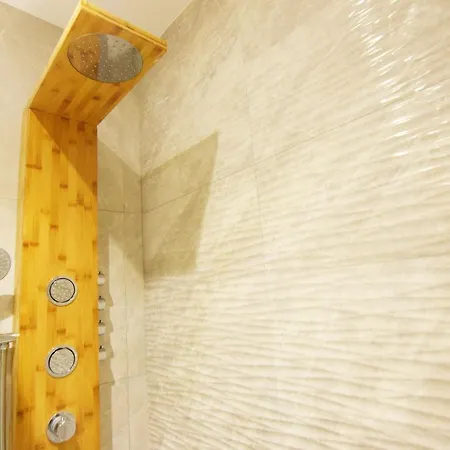 Paradise Luxurious Apartment, 3 Double For 6 Guests, 4 Beds, Terrace, Jacuzzi, Free Parking, New *