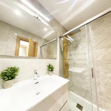 Paradise Luxurious Apartment, Free Parking, 3 Double Rooms, 4 Beds, Terrace, Jacuzzi, New