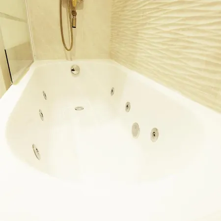 Paradise Luxurious Apartment, Free Parking, 3 Double Rooms, 4 Beds, Terrace, Jacuzzi, New *