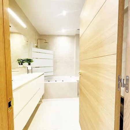 Paradise Luxurious Apartment, Free Parking, 3 Double Rooms, 4 Beds, Terrace, Jacuzzi, New *