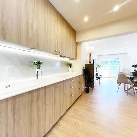 Paradise Luxurious Apartment, 3 Double For 6 Guests, 4 Beds, Terrace, Jacuzzi, Free Parking, New Apartamento