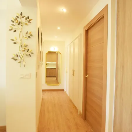 Paradise Luxurious Apartment, Free Parking, 3 Double Rooms, 4 Beds, Terrace, Jacuzzi, New Appartement