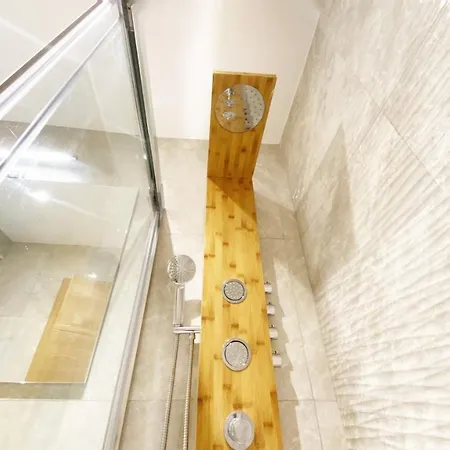 Paradise Luxurious Apartment, Free Parking, 3 Double Rooms, 4 Beds, Terrace, Jacuzzi, New * Saint-Sébastien