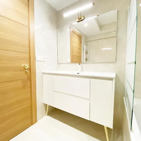 Paradise Luxurious Apartment, Free Parking, 3 Double Rooms, 4 Beds, Terrace, Jacuzzi, New Appartement