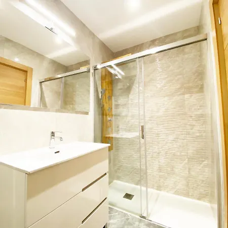 Paradise Luxurious Apartment, Free Parking, 3 Double Rooms, 4 Beds, Terrace, Jacuzzi, New Appartement