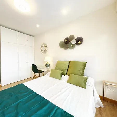 Paradise Luxurious Apartment, Free Parking, 3 Double Rooms, 4 Beds, Terrace, Jacuzzi, New Appartement *