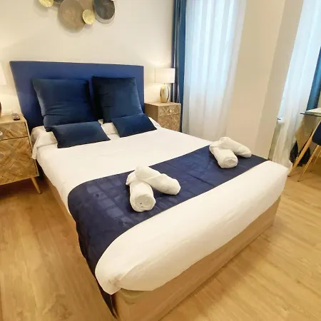 Paradise Luxurious Apartment, Free Parking, 3 Double Rooms, 4 Beds, Terrace, Jacuzzi, New *