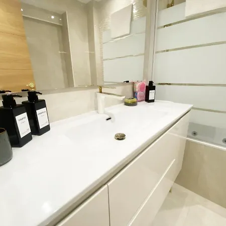 Paradise Luxurious Apartment, 3 Double For 6 Guests, 4 Beds, Terrace, Jacuzzi, Free Parking, New Apartamento *