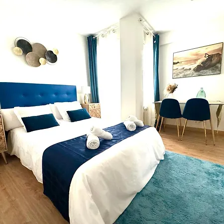 Paradise Luxurious Apartment, Free Parking, 3 Double Rooms, 4 Beds, Terrace, Jacuzzi, New *