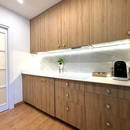 Paradise Luxurious Apartment, Free Parking, 3 Double Rooms, 4 Beds, Terrace, Jacuzzi, New Appartement