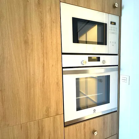Paradise Luxurious Apartment, Free Parking, 3 Double Rooms, 4 Beds, Terrace, Jacuzzi, New Appartement *