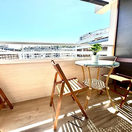 Paradise Luxurious Apartment, Free Parking, 3 Double Rooms, 4 Beds, Terrace, Jacuzzi, New