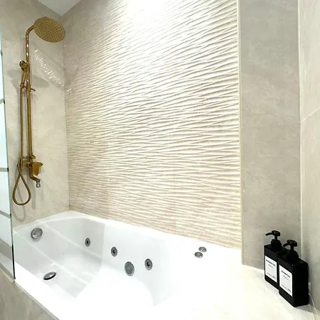 Paradise Luxurious Apartment, Free Parking, 3 Double Rooms, 4 Beds, Terrace, Jacuzzi, New Appartement