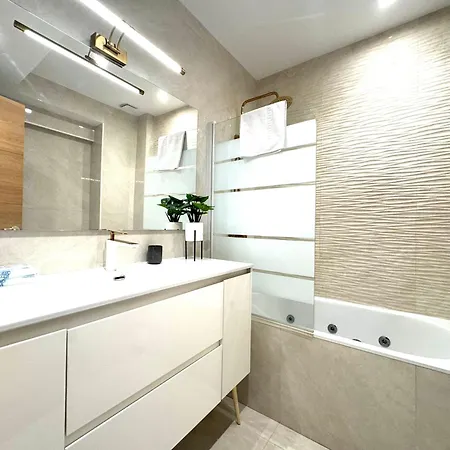 Paradise Luxurious Apartment, 3 Double For 6 Guests, 4 Beds, Terrace, Jacuzzi, Free Parking, New * San Sebastian