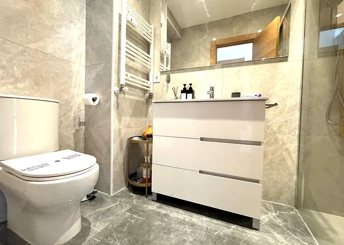 Paradise Luxurious Apartment, 3 Double For 6 Guests, 4 Beds, Terrace, Jacuzzi, Free Parking, New *