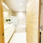 Paradise Luxurious Apartment, 3 Double For 6 Guests, 4 Beds, Terrace, Jacuzzi, Free Parking, New *