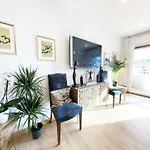 Apartmán Paradise Luxurious Apartment, 3 Double For 6 Guests, 4 Beds, Terrace, Jacuzzi, Free Parking, New