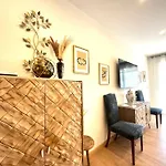 Paradise Luxurious Apartment, 3 Double For 6 Guests, 4 Beds, Terrace, Jacuzzi, Free Parking, New Apartmán San Sebastián