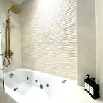 Paradise Luxurious Apartment, 3 Double For 6 Guests, 4 Beds, Terrace, Jacuzzi, Free Parking, New Apartmán