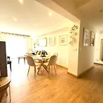 Paradise Luxurious Apartment, 3 Double For 6 Guests, 4 Beds, Terrace, Jacuzzi, Free Parking, New San Sebastián