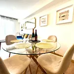 Apartmán Paradise Luxurious Apartment, 3 Double For 6 Guests, 4 Beds, Terrace, Jacuzzi, Free Parking, New *