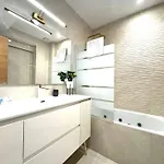 Paradise Luxurious Apartment, 3 Double For 6 Guests, 4 Beds, Terrace, Jacuzzi, Free Parking, New * San Sebastián