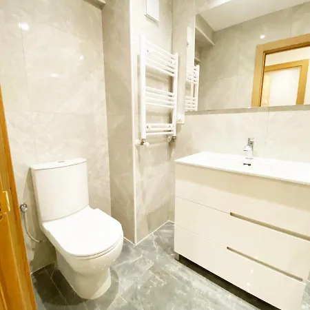 Paradise Luxurious Apartment, 3 Double For 6 Guests, 4 Beds, Terrace, Jacuzzi, Free Parking, New Apartment San Sebastian