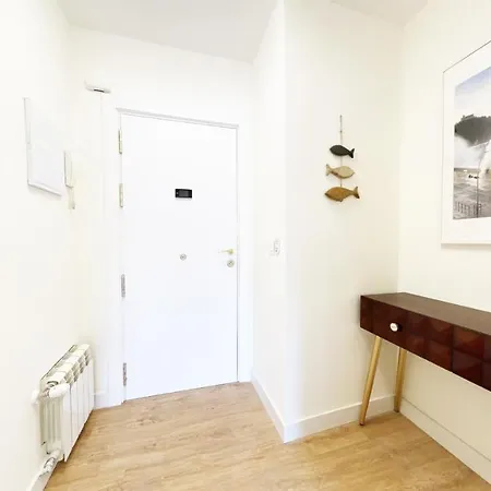 Paradise Luxurious Apartment, 3 Double For 6 Guests, 4 Beds, Terrace, Jacuzzi, Free Parking, New Apartment San Sebastian
