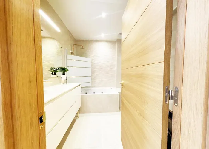 Paradise Luxurious Apartment, 3 Double For 6 Guests, 4 Beds, Terrace, Jacuzzi, Free Parking, New *